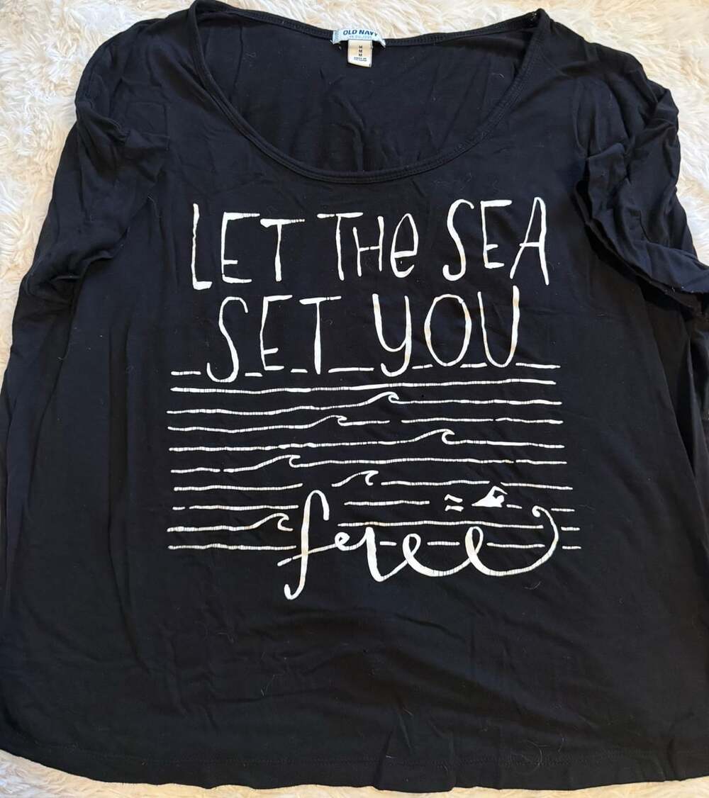 Old Navy Let The Sea Set You Free Graphic T-Shirt Size M Black